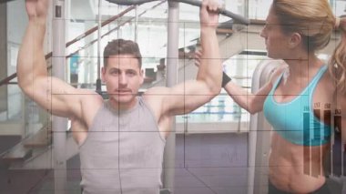 Müşteri nefes alıyor, spor eğitmeninin rehberlik formu için çubuğu aşağı çekiyor, ölçümler güncelleniyor. Kuvvet, eğitim, performans, biyomekanik, teknoloji, sağlık, fitness