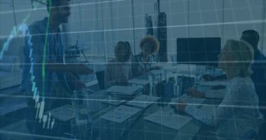 Adam odaya girip el sıkışıyor, finans verilerini üst üste bindirme yüzdeleriyle analiz ediyor. İşbirliği, takım çalışması, strateji, analitik, iş, modern, yatırım