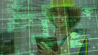 Kadın mühendis tablet ekranı tıklatıyor ve verileri incelemek için yeşil holografik kod ızgarası çağırılıyor. Teknoloji, yenilik, fütürizm, veri görselleştirme, siber güvenlik, dijital arayüz, endüstriyel