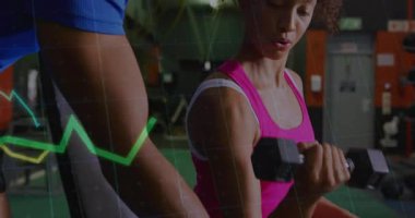 Bayan istemci biseps kıvrımını çalıştırıyor, fitness grafiklerinin izleme formunu örtüyor. Zindelik, güç, egzersiz, eğitim, performans, kararlılık, sağlık