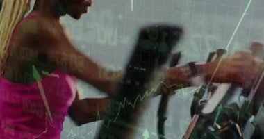 Kadın eliptik ayarları ayarlıyor ve parlak yeşil çizelge ile uyum sürecini takip ediyor. Fitness, egzersiz, kararlılık, sağlık, ilerleme, hareket, güç