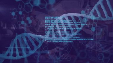 Laboratuvar simülasyonu için titreşen altıgenler kodlanırken çift sarmal DNA 'sı sol süzülerek giriyor. Biyoteknoloji, yenilik, dijital, bilimsel, fütüristik, görselleştirme, araştırma