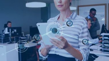 Yetişkin bir kadın tableti tıklatıyor ve iş bağlantılarını görüntülemek için ağ düğümlerini genişletiyor. Teknoloji, yenilik, bağlantı, veri, dijital, işbirliği, modern