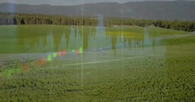 Havadan bakıldığında, alan üzerinde dönen kol, veriyi görselleştirmek için büyüyen şamdan çubukları. Tarım, finans, veri görselleştirme, tarım arazisi, teknoloji, kırsal, yatırım