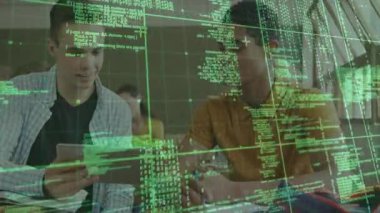 Erkek öğrenciler tablet araklıyor kod başlatıyorlar ve kod sınıfları için not defterlerine kod yazıyorlar. Eğitim, teknoloji, işbirliği, yenilik, dijital öğrenme, gençlik, sınıf