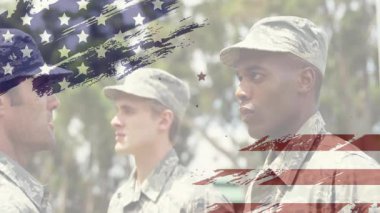 Subay, askeri talim alanında iki acemiyi teftiş ediyor. Üniformaların üzerinde dönen yıldızlar. Devriye, disiplin, birlik, yoldaşlık, kararlılık, talimat, liderlik