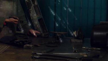 İkili parçalar atölyeden geçiyor. Metal işçileri etkinleştiriyor. Öğütücüleri denetliyor ve telefonları kaydırıyor. Sanayi, makine, işçilik, teknoloji, yenilik, dayanıklılık, hassasiyet