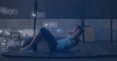 Beden eğitimi hocası mindere mekik çekiyor. Animasyon köpüklerinin ekranı doldurmasına neden oluyor. Fitness, kararlılık, sağlık, egzersiz, güç, motivasyon, sağlıklı