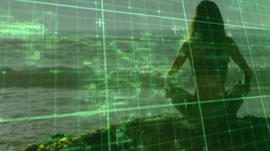 Şebeke aktivasyonundaki kadın yeşil veri örtüsüyle kıyıda sağlık için yoga yapıyor. Meditasyon, dinginlik, farkındalık, sağlık, kıyı, dijital, fütüristik