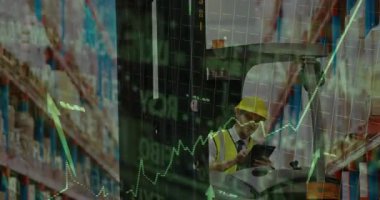 Depo forklift operatörü tableti kontrol ederken kaldırıyor ve tablet tablosu eşleşmesi ile hisse senedini doğruluyor. Sanayi, lojistik, otomasyon, üretkenlik, verimlilik, imalat, teknoloji