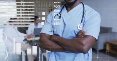 Sağlık analizlerini göstermek için klinikte bar tablolarını turta grafiklerine dönüştüren bir erkek doktor. Tıbbi, takım çalışması, analiz, veri, profesyonel, işbirliği, dijital