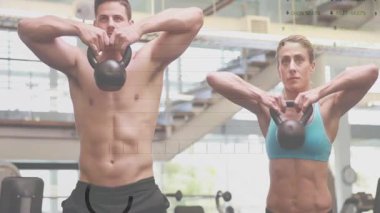 Fitness ikilisi, kas aktivasyonunu vurgulayan üst üste çizelgelerle dik sırada kettlebell kaldırıyor. Güç, eğitim, biyomekanik, kas, halter, atletik, performans