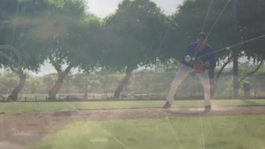 Beyzbol oyuncusu topa vuruyor, toz yaratıyor, dönerek ve ateş ederek 1. kaleye doğru gidiyor. Atletizm, rekabet, antrenman, sportmenlik, atletizm, açık hava, aksiyon