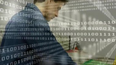 Teknisyen, teknik testler için PCB kablo tesisat ayarlama düğmesini ikili kaplama ile kontrol ediyor. Elektronik, devre, yenilik, mühendislik, kesinlik, geliştirme, teknoloji