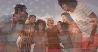 Bayrak, vatansever pazarlamayı körüklerken, sekiz arkadaş eğilip kumsala gülüyor. Arkadaşlık, birlik, kutlama, dostluk, çeşitlilik, yaz, eğlence.