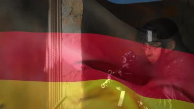 Alman bayrağı ABD bayrağına çekilirken güvenlik görevlisi tüfeği parmaklıklardan geçirmeyi hedefliyor. Taktik, çatışma, vatanseverlik, strateji, gerilim, esneklik, modernleşme