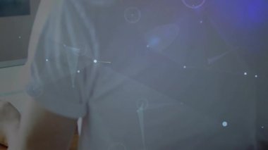 İnsan tableti tıklayarak çevresindeki veri noktaları ve çizgilerden oluşan animasyon teknolojisini aktifleştiriyor. Fütürist, dijital, teknoloji, yenilik, bağlantı, soyut, modern