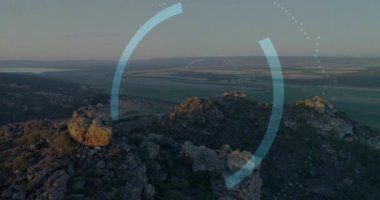 İnsansız hava aracı kayalık tepe sahili üzerinde sürüklenmeye başlıyor, HUD halkaları alarm ekranı için mesaj simgesini canlandırıyor. Hava, manzara, teknoloji, fütürizm, arayüz, keşif, panoramik