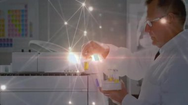 Bilim adamı tüp rafını analizciye kaldırıyor, üst kaplamayı etkinleştiriyor, laboratuvar testi için tüpleri yüklüyor. Laboratuvar, araştırma, kesinlik, teknoloji, yenilik, bilimsel, analitik