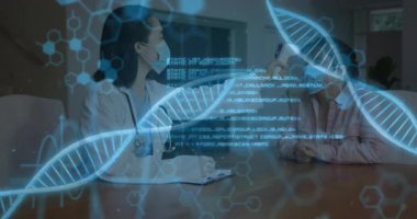 Hastanın hayati organlarını inceleyen doktor biyoteknoloji muayenesi için sıcaklığı ölçmeden önce DNA örtüsünü tetikliyor. Tıbbi, sağlık, biyoteknoloji, tanı, yenilik, dijital, klinik