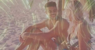 Bir kadın plajda bir erkekle konuşmaya başlıyor, altın ışık kaplaması kullanarak seyahat promosyonu yapıyor. Romantizm, dostluk, eğlence, tropik, günbatımı, sahil şeridi, dinginlik