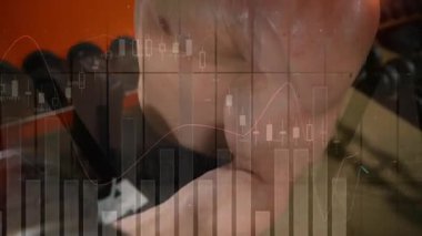 Halterleri kavramaya bayılan spor meraklısı ağırlık kaldırırken ağırlık grafiğini etkinleştiriyor. Dayanıklılık, vücut geliştirme, egzersiz, fitness, kararlılık, esneklik, çağdaş