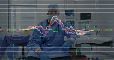 Taburede oturan bir cerrah hasta verileri alıyor ve artan dalga formu grafiğini izliyor. Tıbbi, teknoloji, dijital, sağlık, klinik, analitik, geleceksel