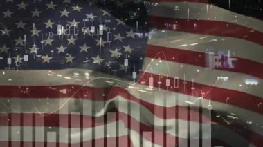 Amerikan bayrağı dalgalanırken çubuklar, şamdanlar ve çizgi hareketi pazar döngüsünü gösteriyor. Vatanseverlik, finans, piyasa, veri, teknoloji, sanayi, analiz