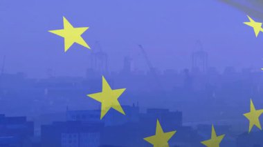 Soldan bakıldığında, AB bayrağı belirsiz ufuk çizgisinde sallanıyor ve vinçler birliği temsil ediyor. Eski, modern, minimalist, vatansever, sivil, mimari, kentsel