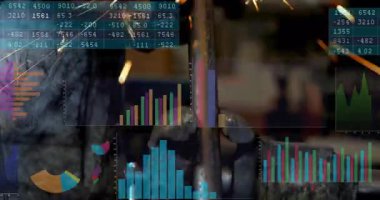 Esnaf öğütücüye boru getirip metal işçiliğinde kıvılcımlar ve pürüzsüz kenarlar üretiyor. Sanayi, zanaat, imalat, metalik, kıvılcım, hassasiyet, atölye