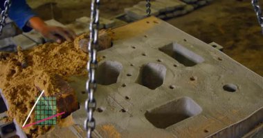 Küf sallandığında, dişlerindeki kumu fırçalayan ve döküm için dönüşümlü olarak düzleştiren işçiler. Sanayi, zanaat, imalat, takım çalışması, metal işçiliği, atölye, hassasiyet