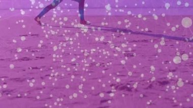 Yoga pratisyeni kumlu kıyıya adım atarken güneş doğarken spor yapmak için yüksek hamleler yapıyor. Egzersiz, sağlık, dinginlik, şafak, farkındalık, açık hava, esneklik