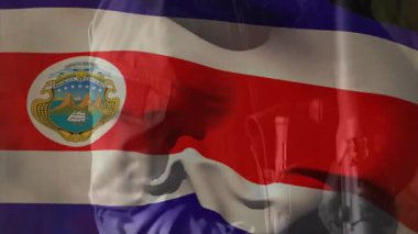 Kosta Rika bayrağı dalgalanan asker tüfeği kavrıyor ve savunmaya hazır olduğunu gösteriyor. Vatanseverlik, güvenlik, disiplin, koruma, güç, dayanıklılık, askeri