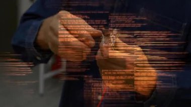 Teknik atölyedeki sensör kontrolü, kapsülleri sökme ve tekrar takmadan önce kabloları düzenleme. Endüstriyel, teknisyen, elektronik, montaj, çalışma alanı, hassasiyet, yenilik