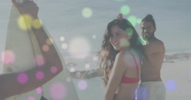 Kumlu sahilde sörf tahtasını canlandıran arkadaşlar Sürüklenen Bokeh 'in seyahat kampanyasını başlatıyorlar. Sahil, tatil, boş zaman, yaşam tarzı, yaz, açık hava, macera