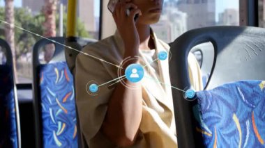 Otobüste akıllı telefonu tutan banliyö çalışanı teknoloji veri akışını gösteren ağ örtüsü oluşturuyor. Kentsel, bağlantı, iletişim, dijital, profesyonel, modern, ağ oluşturma