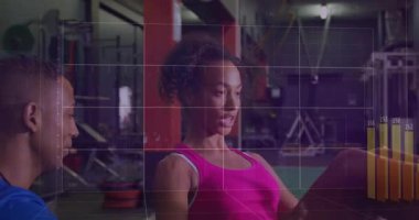 Animasyonlu grafiklerle kalp atışlarını izleyen antrenör olarak spor salonunda nefes alıp verme ve çatırdama. Sağlık izleme, dayanıklılık eğitimi, egzersiz teknolojisi, fitness motivasyonu, egzersiz analizleri, atletik performans, dijital fitness