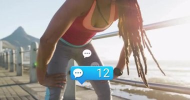 Koşarak koşan fitness koşucusunun soluk soluğa kalmasından sonra sohbet baloncukları 95 'e yükseliyor. Modern, açık hava, enerjik, sağlıklı, atletik, dijital, yaşam tarzı