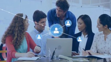 İş toplantısında dizüstü bilgisayara yönelmek, kolaylaştırıcı hareketler, ağ simgeleri genişliyor. İşbirliği, takım çalışması, teknoloji, profesyonel, yenilik, ağ oluşturma, iletişim