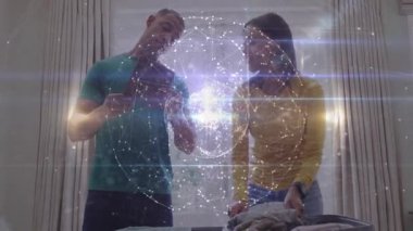 Akıllı telefonları dinleyen ve teknolojiyi yansıtan hologram küresi elbiseleri bavula yerleştiriyor. Gelecek, işbirliği, yenilik, bağlantı, akıllı, dijital, çağdaş