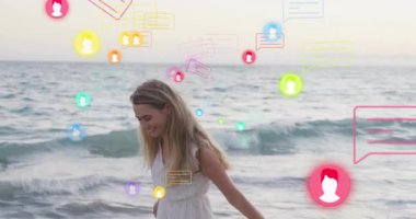 Sörf yaparken yalınayak yürümek, gülümseyen bir kadın, pazarlama için etrafında dönen sosyal medya ikonları. Yaz, dinginlik, bağlantı, dijital, boş zaman, sükunet, iletişim