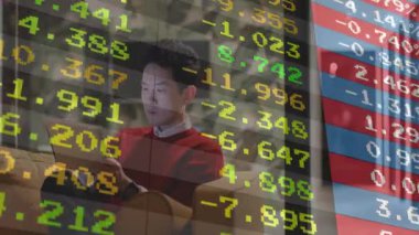 Kanepeye dizüstü bilgisayarı yerleştiren ve borsa verilerini güncelleyen hisse senedini izleyen ev merkezli yatırımcı. Finansal, teknoloji, dijital, ticaret, analiz, çalışma alanı, modern