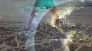 Çocuk ağırlık değiştiriyor, elleri dalgalı sahilde sağlık tanıtımı için çırpınırken yan yana yarılıyor. Esneme, esneklik, su, açık hava, dinlenme, refah, doğal