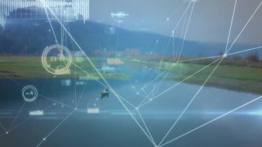 Teknenin etrafındaki suyu tarayan AR teknolojisiyle gölde yüzen tekne. Fütüristik, görselleştirme, bağlantı, analitik, açık hava, keşif, yenilik