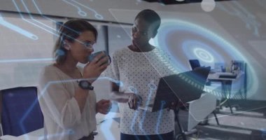 Teknoloji incelemesi için dizüstü bilgisayarın yerini değiştirmek, veri aktarımı yapan ve görüşleri analiz eden iki kadın. İşbirliği, takım çalışması, profesyonel, gelecekçi, yenilik, dijital, modern