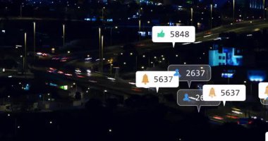 Gece vakti otoyol bildirim simgelerinin yükselişi ve çoğalması sosyal bağlılığı görselleştiriyor. Kentsel, dijital, canlı, modern, bağlantı, veri, hareket
