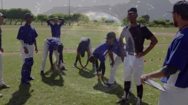 Koç, beyzbol oyuncularını sahada esnemeye çağırıyor. Animasyon koni işaretleriyle tatbikata hazırlanıyor. Sporcular, antrenmanlar, spor, açık hava, takım çalışması, fitness, aktivite