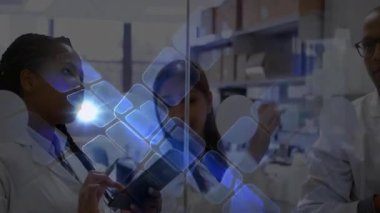 Bilim adamlarının tableti tıklaması araştırma laboratuarı örtüsü ekibinin cam test tüpüne yazmasını başlatıyor. Yenilik, işbirliği, teknoloji, deney, analiz, kimya, profesyonel