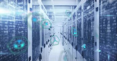 Yükleme sırasında, altıgen simgeleri ve ikili akışlar sunucu raflarında sürükleniyor ve dinamik veri akışını gösteriyor. Teknoloji, yenilik, siber güvenlik, dijital, ağ, fütürist, veri