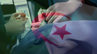 Cerrahlar doku temizleyip çıkarırken şırınganın içine serum fizyolojik çekiliyor. Tıbbi, sağlık, cerrahi, ameliyat, klinik, hassasiyet, steril